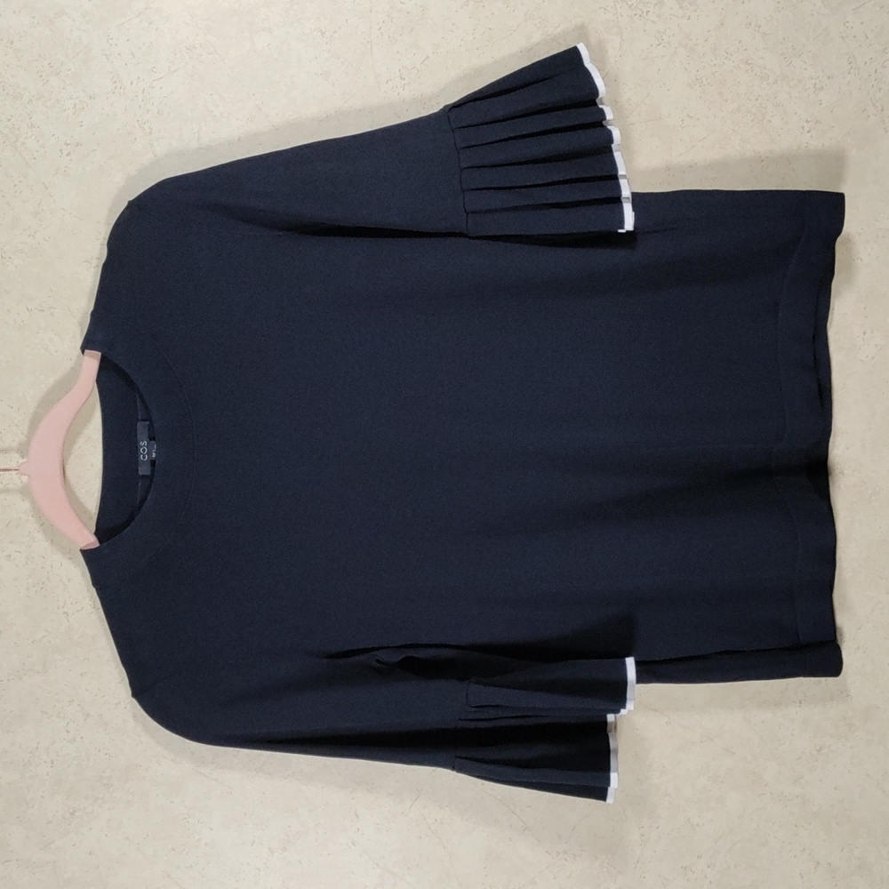 04122 COS indigo blue w/white trim S/S pleated sleeve knit blouse S